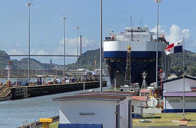 파나마 운하 미라플로레스 갑문 통과하는 자동차 운반선