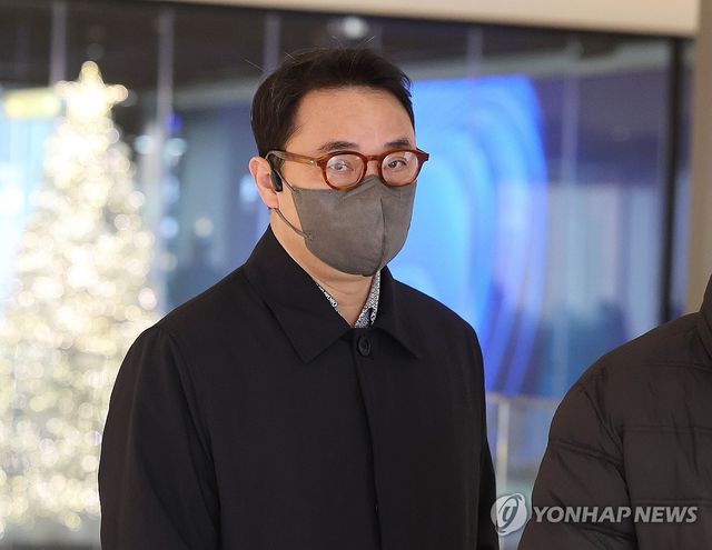 특검 출석하는 김진우씨