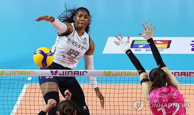 모마, 스파이크