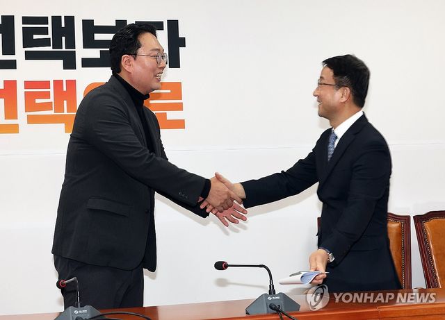 악수하는 한병도-천하람 원내대표