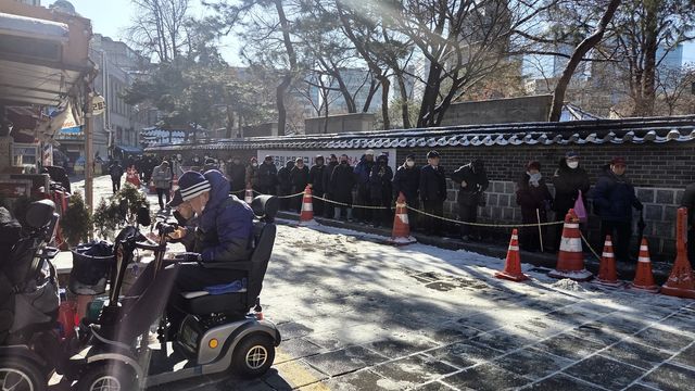 지난 13일 배식을 받기 위해 줄을 선 어르신들
