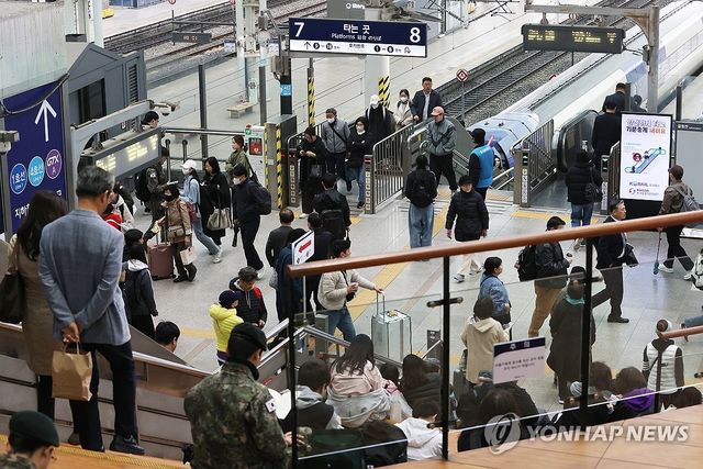 붐비는 서울역