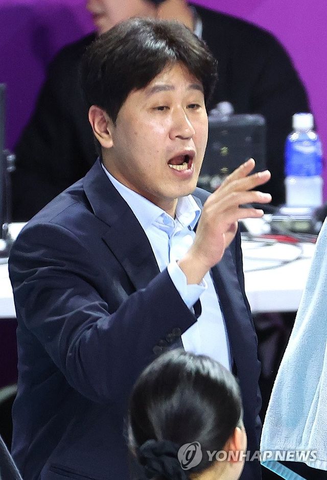 작전 지시하는 김종민 감독