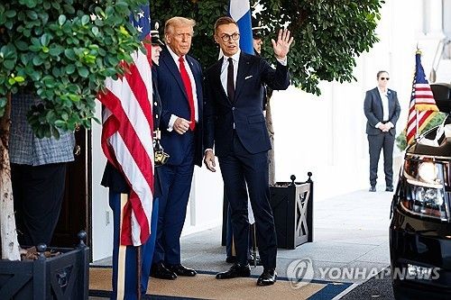 트럼프 대통령(왼쪽)과 스투브 핀란드 총리