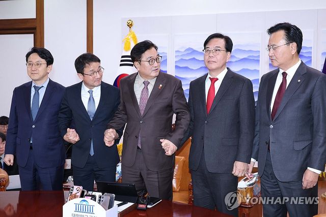 기념촬영하는 국회의장과 여야 원내대표