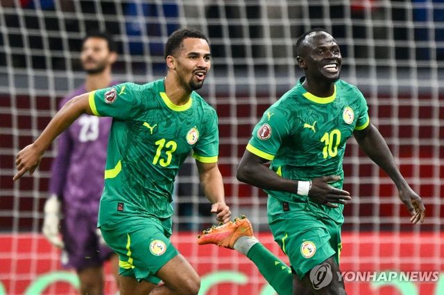 이집트전에서 결승 골을 터트린 세네갈 사디오 마네(오른쪽)의 세리머니 모습.