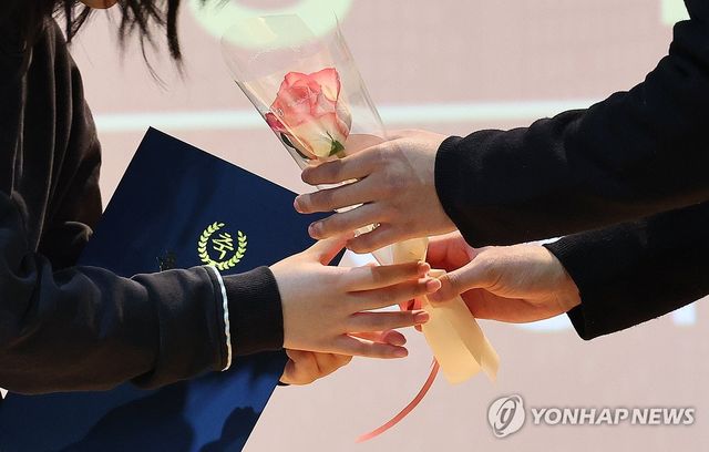 선생님에게 받는 졸업 축하 꽃