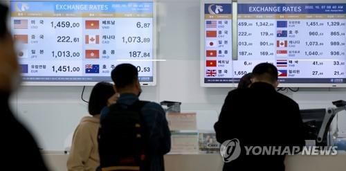 인천공항 출국장에서 환전하는 사람들