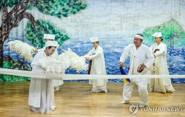 진도 씻김굿 중 길닦음 공연