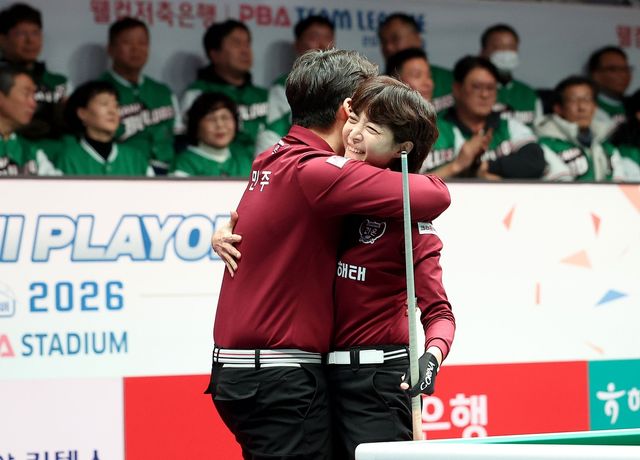 2세트에서 승리를 합작하고 포옹한 백민주-임정숙