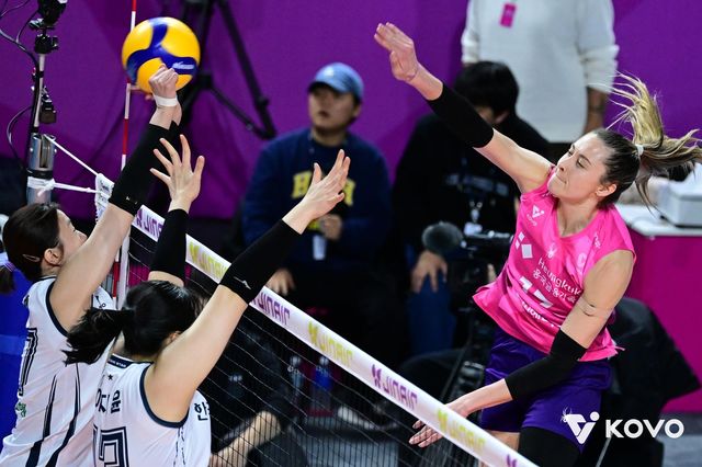 공격하는 흥국생명의 레베카(오른쪽)