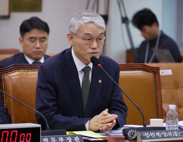 질의에 답하는 천대엽 법원행정처장