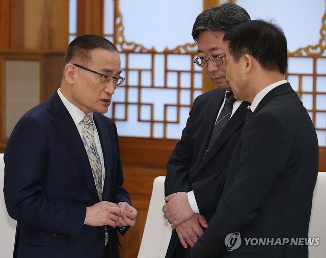 대화하는 참모진