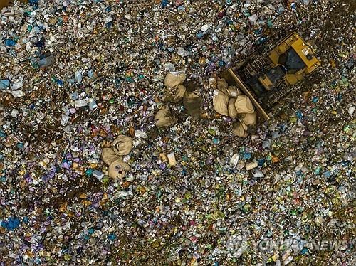 폐기물 매립 작업. 기사와 직접적인 관계 없습니다