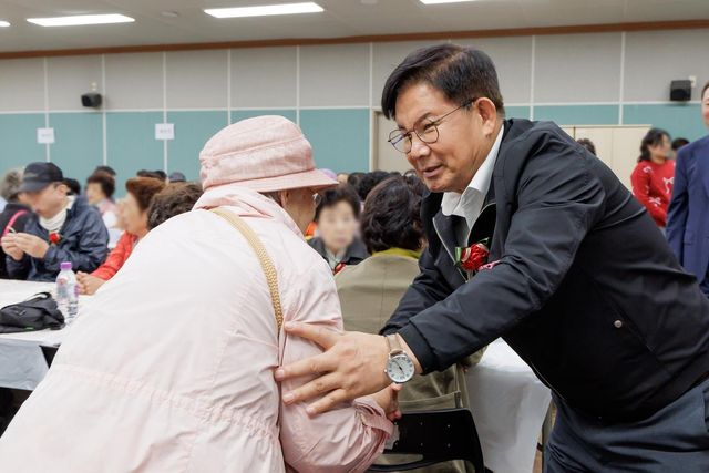 어르신 안부를 살피는 박강수 마포구청장