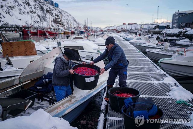 14일 그린란드 누크에서 어부들이 조업 장비를 배에 싣고 있다. [AP=연합뉴스]