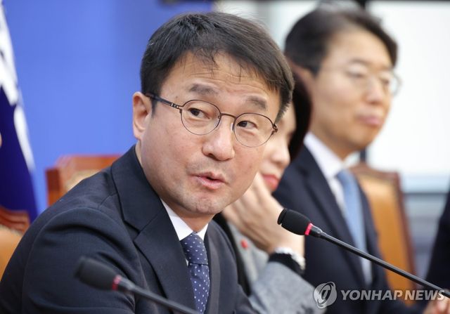 첫 원내대책회의에서 발언하는 한병도 원내대표