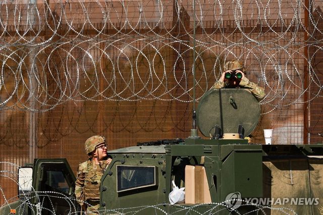 미·멕시코 국경 순찰하는 미군