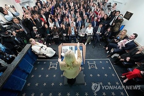 백악관 브리핑서 질문 받는 레빗 대변인 