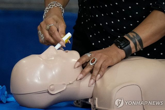 마약성 진통제 과다복용자에 대한 응급처치 시범