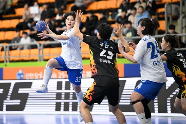 15일 인천시청을 상대로 슛을 던지는 경남개발공사 이연송. 