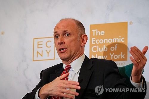 오스탄 굴스비 시카고연은 총재