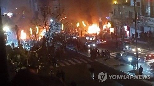 지난 9일 이란 테헤란 시위 현장