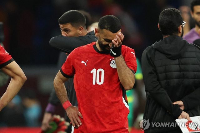 결승 진출에 실패한 뒤 이집트 무함마드 살라흐가 아쉬워하는 모습.