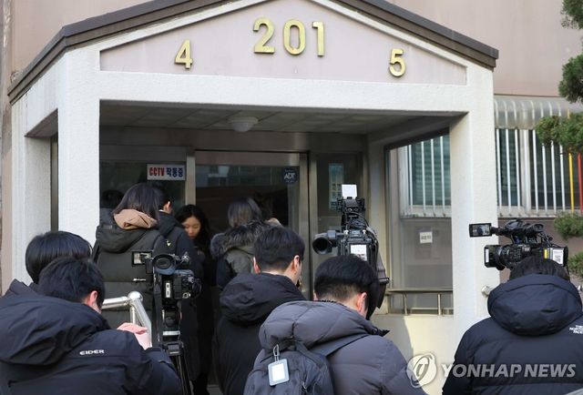 '비위 의혹' 김병기 자택 압수수색 기다리는 취재진