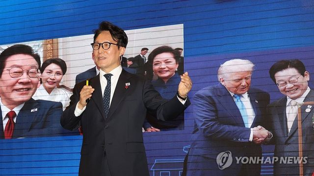 국정설명회에서 강연하는 김민석 총리