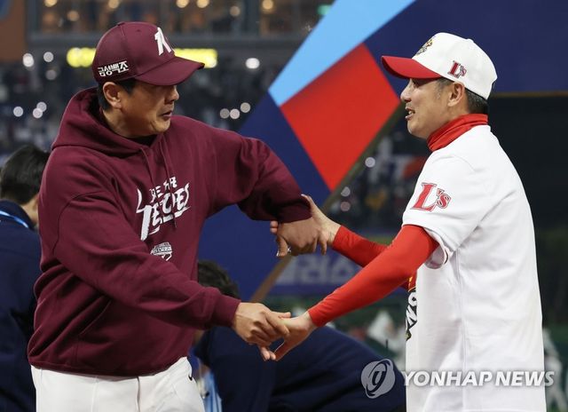 2022년 한국시리즈 당시 홍원기 키움 감독(왼쪽)과 김원형 SSG 감독.