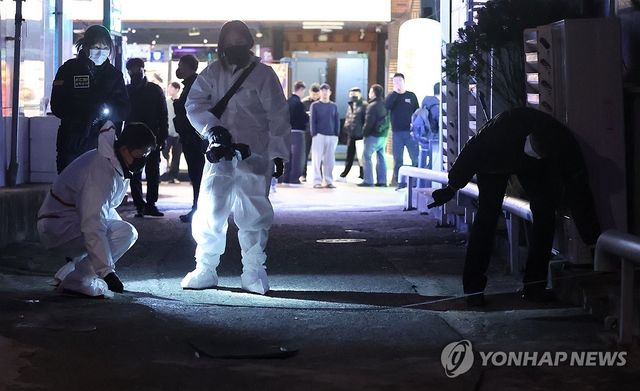 창원모텔흉기사건 현장 살피는 경찰