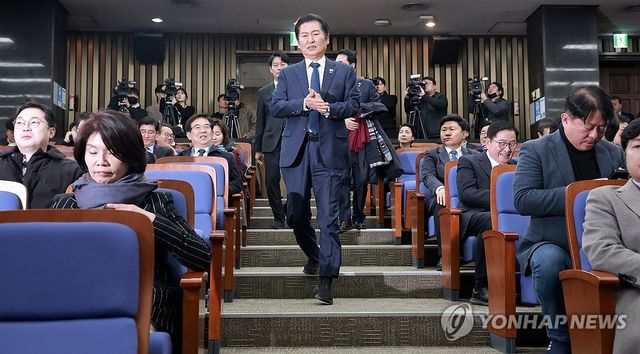 의원총회 입장하는 정청래 대표