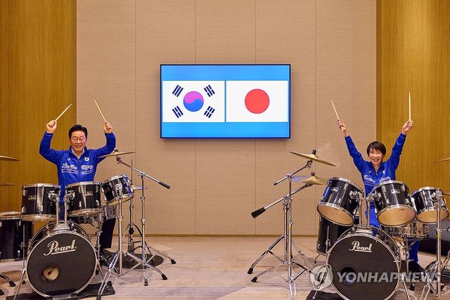 드럼 합주하는 한일 정상