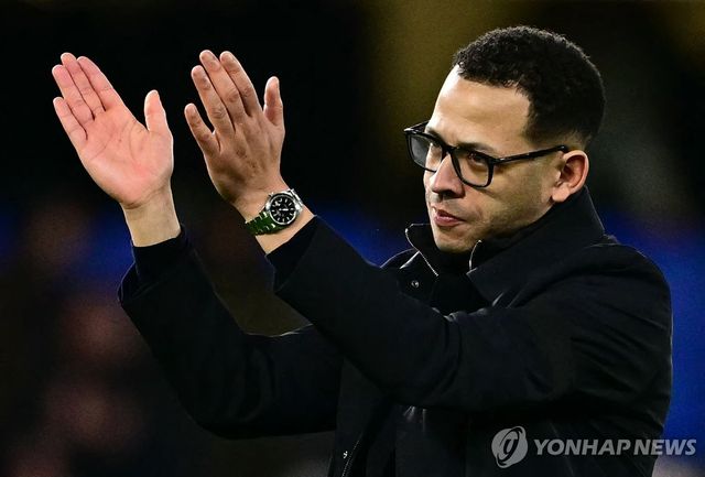 홈팬들에게 박수를 치는 첼시의 리엄 로즈니어 감독