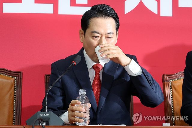 목 축이는 장동혁 대표