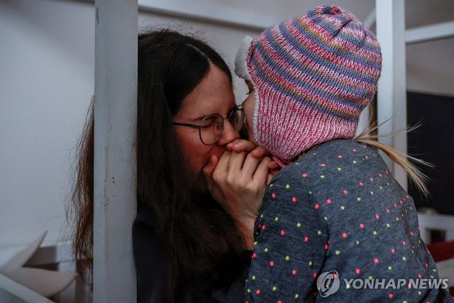 세살짜리 아이 손 녹여주는 키이우 시민