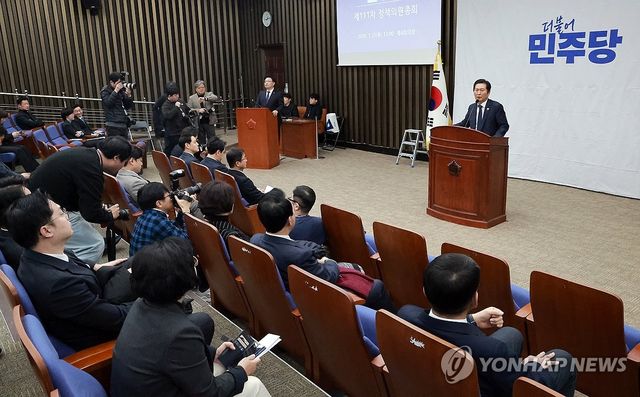 의원총회 발언하는 정청래 대표