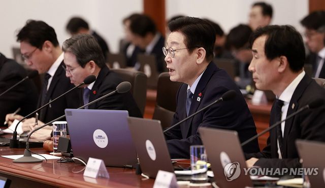 수석보좌관회의 발언하는 이재명 대통령