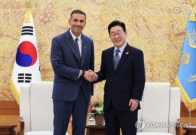 李대통령, 청와대서 아부다비 행정청장 접견