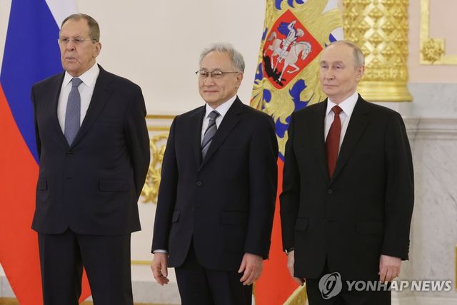 신임장 제정식에서 기념 촬영하는 이석배 주러대사(가운데)와 블라디미르 푸틴 러시아 대통령(오른쪽)