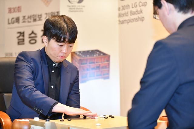 신민준 9단이 5년 만에 LG배 우승을 차지했다.