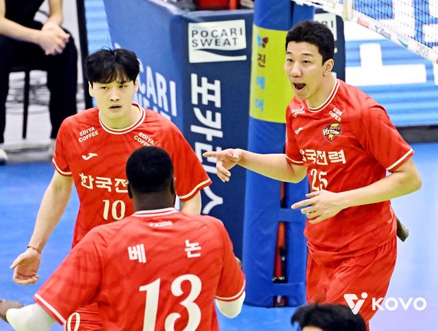 신영석의 블로킹 득점 후 기뻐하는 한국전력