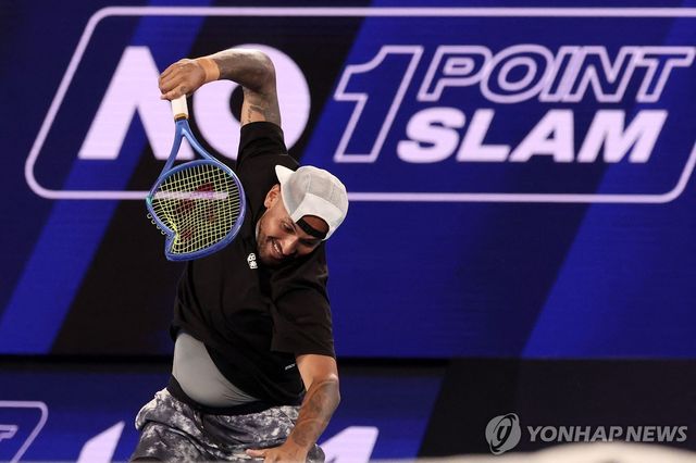 1포인트 슬램에서 탈락한 뒤 라켓을 코트 바닥에 내리치는 키리오스. 