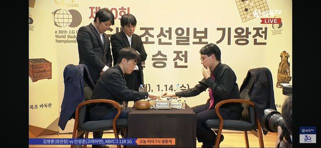 LG배 결승 3국이 열린 대국장을 찾은 이세돌 9단이 대국 후 복기에 참여했다.