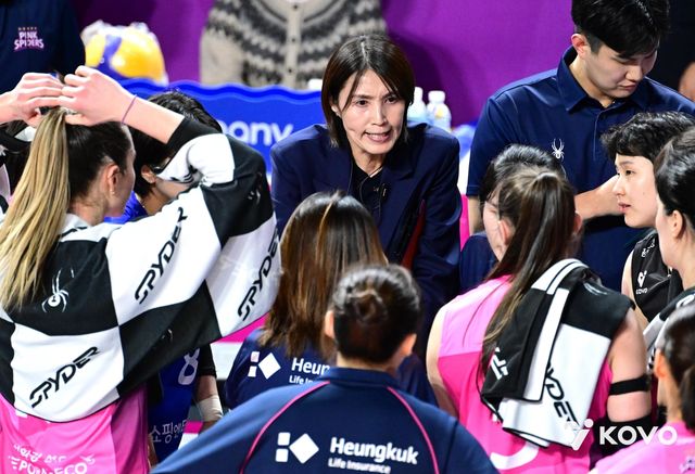 작전 지시하는 요시하라 흥국생명 감독(중앙)