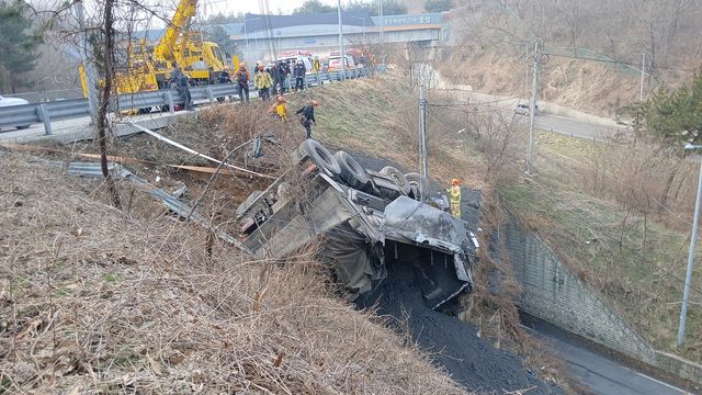 보호난간 뚫고 중턱으로 추락한 덤프트럭