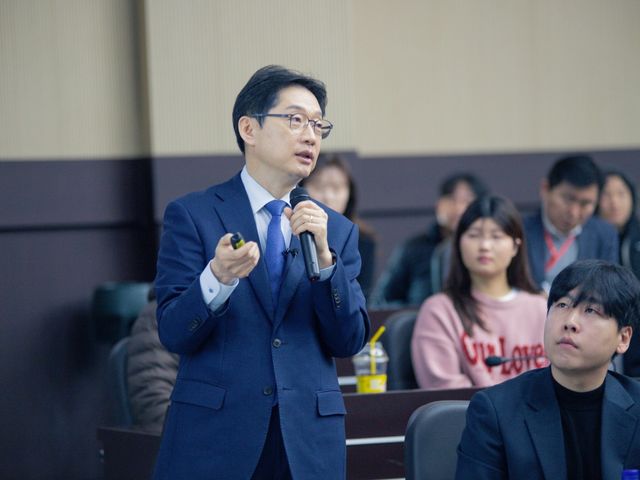 특강하는 김경수 위원장