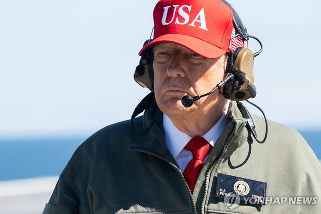 지난해 10월 항모 조지 H.W. 부시 승선한 트럼프 대통령