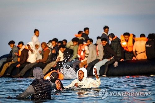 영국 해협 건너려는 이민자 보트